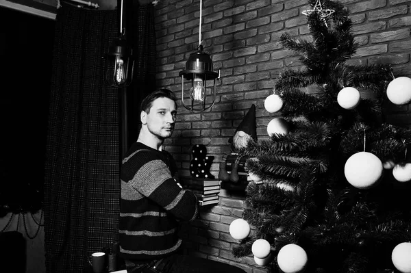 Studio portrait de l'homme contre arbre de messe de Noël avec des décorations . — Photo