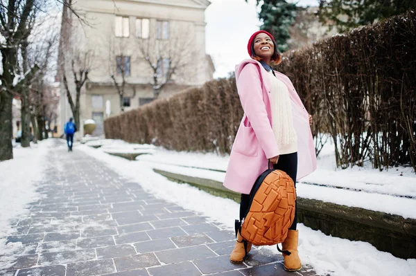 African american girl in red hat and pink coat with backpack at — Stock Photo, Image