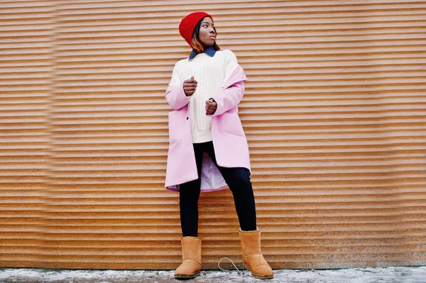 Africaine américaine fille en chapeau rouge et manteau rose contre sh orange — Photo