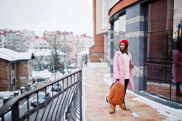 Afrikanisch-amerikanische Mädchen mit rotem Hut und rosa Mantel mit Rucksack — Stockfoto