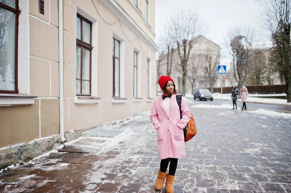 African american girl in red hat and pink coat with backpack at — Stock Photo, Image