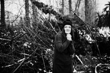 Uzun yeşil kazak, kot pantolon ve siyah headwe hanımla aşınma