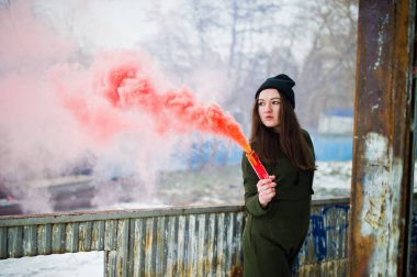 Kırmızı renkli duman bombası elinde olan, genç kız.