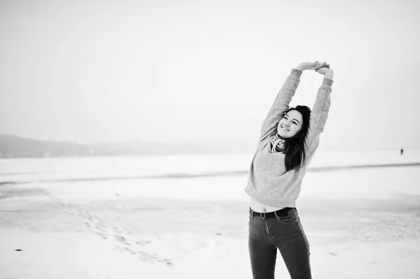Grappig meisje slijtage van hoody trui en jeans, op bevroren meer in wi — Stockfoto