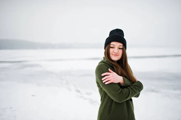 Αστείο κορίτσι ΦΘΟΡΑΣ long πράσινο φούτερ, τζιν και μαύρο headwe — Φωτογραφία Αρχείου