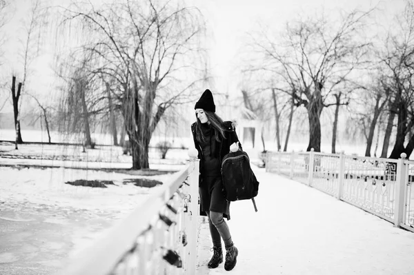 Young girl wear on long green sweatshirt, jeans and black headwe — Stock Photo, Image