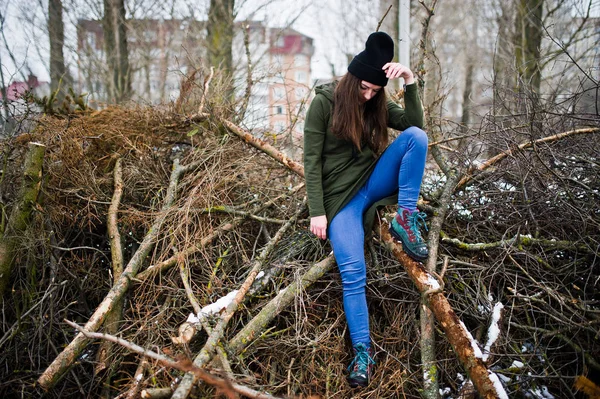 Menina jovem desgaste em camisola verde longa, jeans e cabeça pretaque — Fotografia de Stock