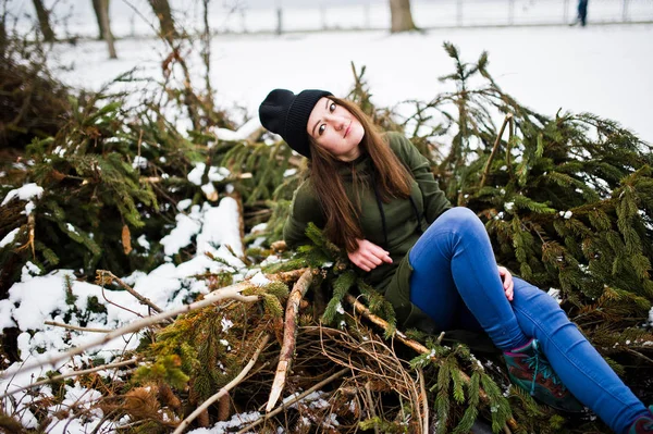 Jeune fille porter sur long sweat-shirt vert, jeans et noir headwe — Photo