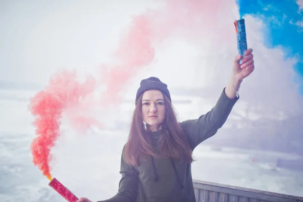 Ung flicka med blå och röd färgad rök bomb i händer. — Stockfoto