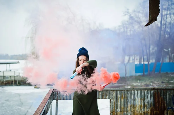 Mavi ve kırmızı renkli duman bombası elinde olan, genç kız. — Stok fotoğraf