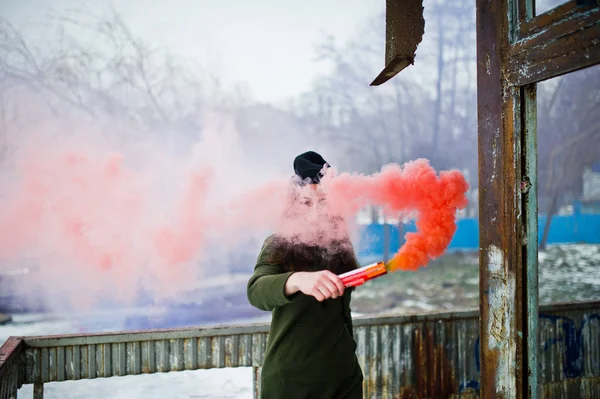 Młoda dziewczyna z niebieski i czerwony kolor bomba dymna w ręce. — Zdjęcie stockowe