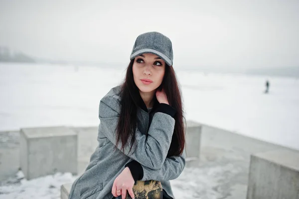 Stylowa Dziewczyna Brunetka w cap szary, dorywczo stylu ulicy na zimowe — Zdjęcie stockowe