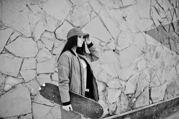 Chica morena con estilo en gorra gris, estilo casual con skat — Foto de Stock