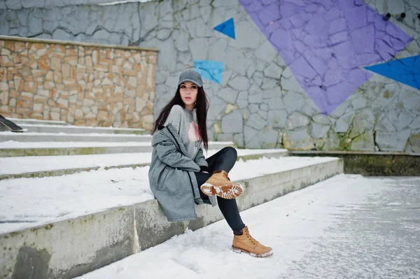 Κομψό κορίτσι μελαχρινή στο γκρι καπάκι, casual στυλ του δρόμου για το χειμώνα — Φωτογραφία Αρχείου