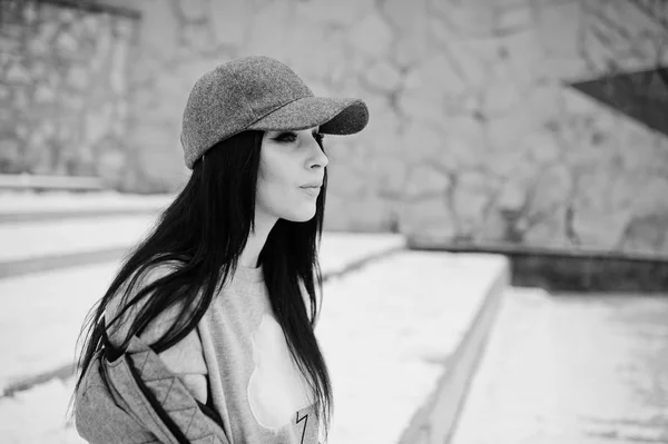 Stylish brunette girl in gray cap, casual street style on winter — Stock Photo, Image