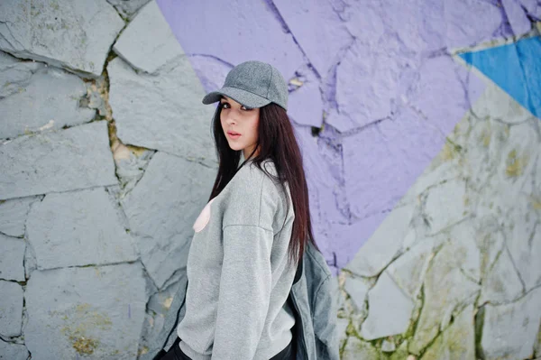 Chica morena con estilo en gorra gris, estilo casual en la calle en invierno — Foto de Stock