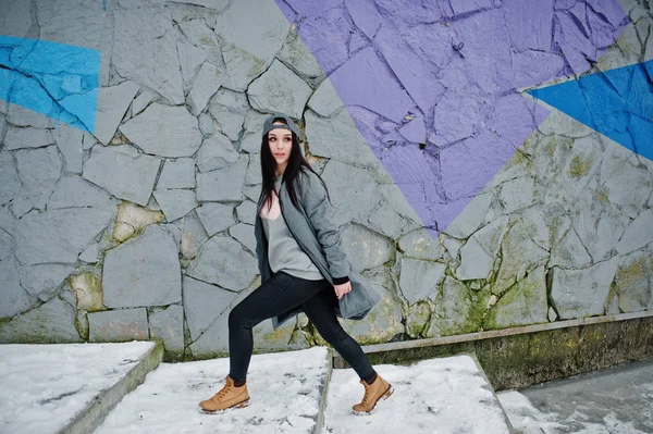 Élégante fille brune en casquette grise, style de rue décontracté en hiver — Photo