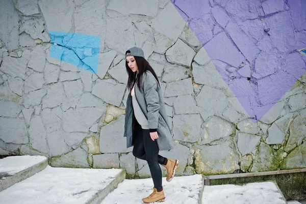 Stijlvolle brunette meisje in grijze dop, casual Streetstyle op winter — Stockfoto
