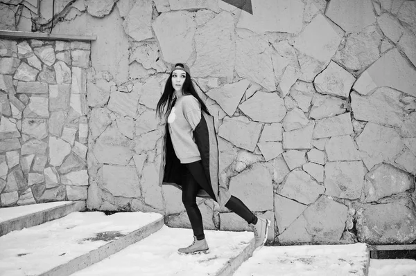 Stylish brunette girl in gray cap, casual street style on winter — Stock Photo, Image