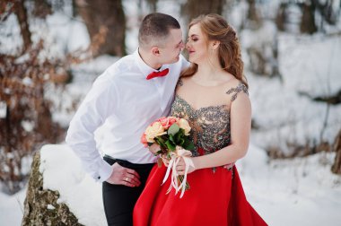 Şaşırtıcı kaç kış fairytale orman aşık içinde. Kız kırmızı b