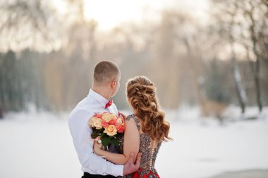 Şaşırtıcı kaç kış fairytale orman aşık içinde. Kız kırmızı b