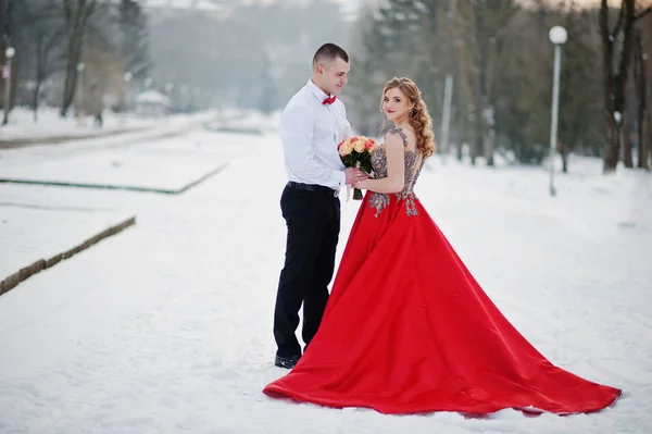 Erstaunliches Paar im Wintermärchenwald verliebt. Mädchen in rotem Hemd — Stockfoto