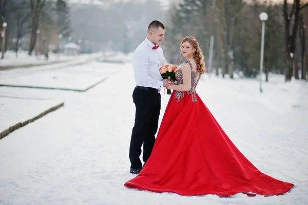 Increíble pareja en invierno bosque de cuento de hadas en el amor. Chica en rojo b — Foto de Stock