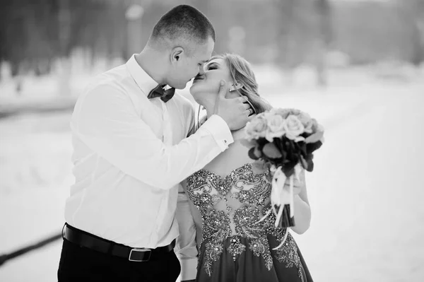 Casal incrível na floresta de conto de fadas de inverno apaixonado. Menina em vermelho b — Fotografia de Stock