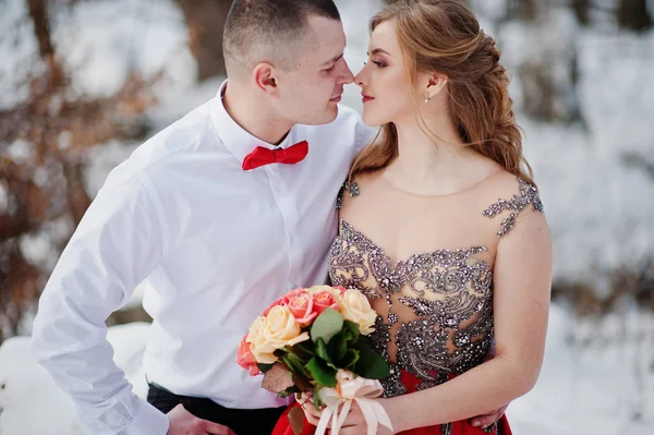 Increíble pareja en invierno bosque de cuento de hadas en el amor. Chica en rojo b — Foto de Stock