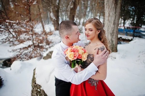 Coppia incredibile in inverno foresta fiabesca in amore. Ragazza in rosso b — Foto Stock