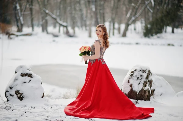 Menina lindo com buquê em elegância vestido vermelho no dia de inverno . — Fotografia de Stock