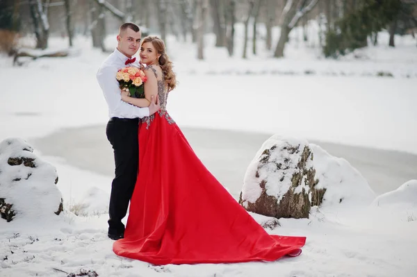 Erstaunliches Paar im Wintermärchenwald verliebt. Mädchen in rotem Hemd — Stockfoto