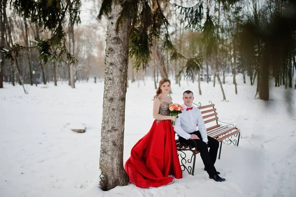 Increíble pareja en invierno bosque de cuento de hadas en el amor. Chica en rojo b —  Fotos de Stock