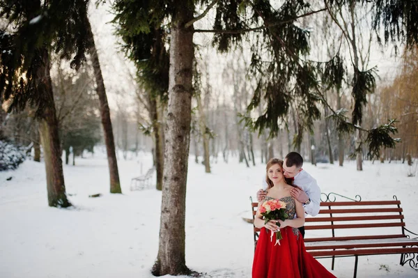 Increíble pareja en invierno bosque de cuento de hadas en el amor. Chica en rojo b — Foto de Stock