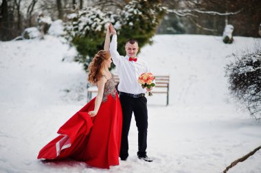 Şaşırtıcı kaç kış fairytale orman aşık içinde. Kız kırmızı b