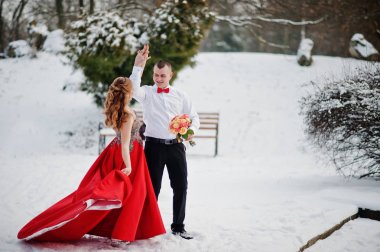 Şaşırtıcı kaç kış fairytale orman aşık içinde. Kız kırmızı b