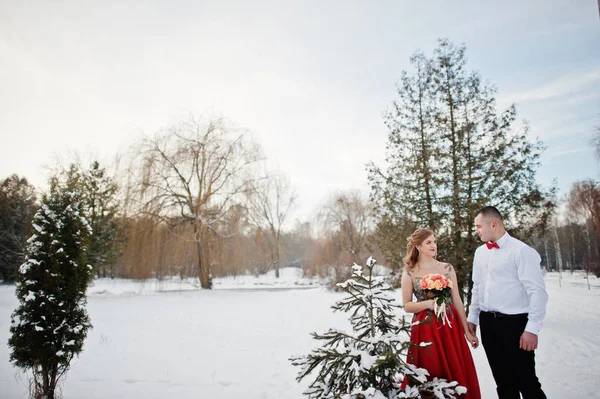 Fantastiska par i vinter sagoskog i kärlek. Flicka i röd b — Stockfoto