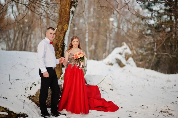 神奇的情侣在冬季童话森林中的爱情。红 b 女孩 — 图库照片