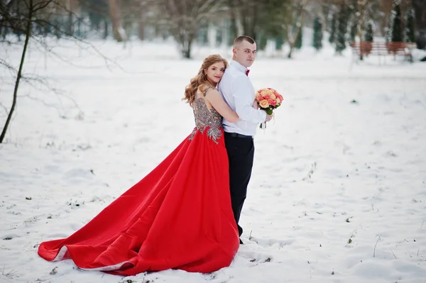 Erstaunliches Paar im Wintermärchenwald verliebt. Mädchen in rotem Hemd — Stockfoto