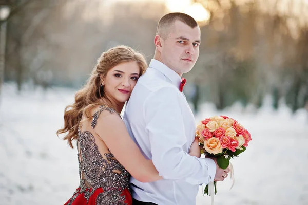 Casal incrível na floresta de conto de fadas de inverno apaixonado. Menina em vermelho b — Fotografia de Stock