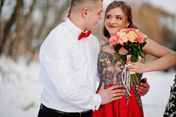 Increíble pareja en invierno bosque de cuento de hadas en el amor. Chica en rojo b — Foto de Stock