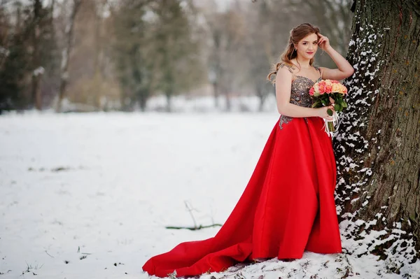 Casal incrível na floresta de conto de fadas de inverno apaixonado. Menina em vermelho b — Fotografia de Stock