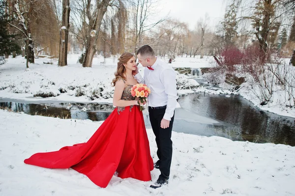 Erstaunliches Paar im Wintermärchenwald verliebt. Mädchen in rotem Hemd — Stockfoto