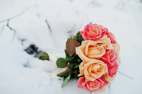 눈에 고리와 꽃다발 웨딩. — 스톡 사진