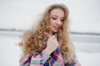 Kareli ekose wint, donmuş gölün karşı kıvırcık sarışın kız