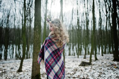 Karlı f kareli ekose çelenk ile kıvırcık şirin sarışın kız