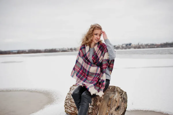 Chica rubia rizada en cuadros a cuadros contra el lago congelado en invierno —  Fotos de Stock