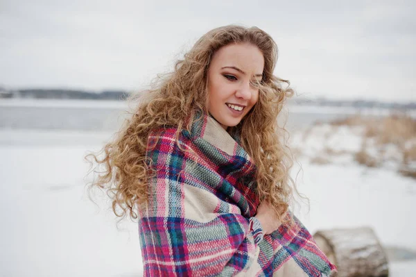 Curly menina loira em xadrez xadrez contra lago congelado em wint — Fotografia de Stock