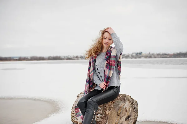 Fille blonde bouclée en carreaux contre le lac gelé à Wint — Photo