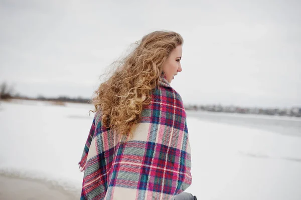 Fille blonde bouclée en carreaux contre le lac gelé à Wint — Photo